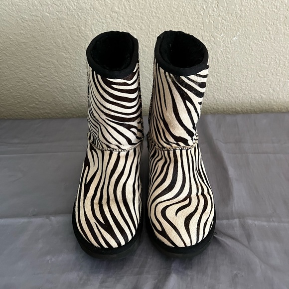 Ugg Exotic Classic Short Zebra Shearling Boots New 8 SOLD OUT 1019123 - Picture 3 of 11